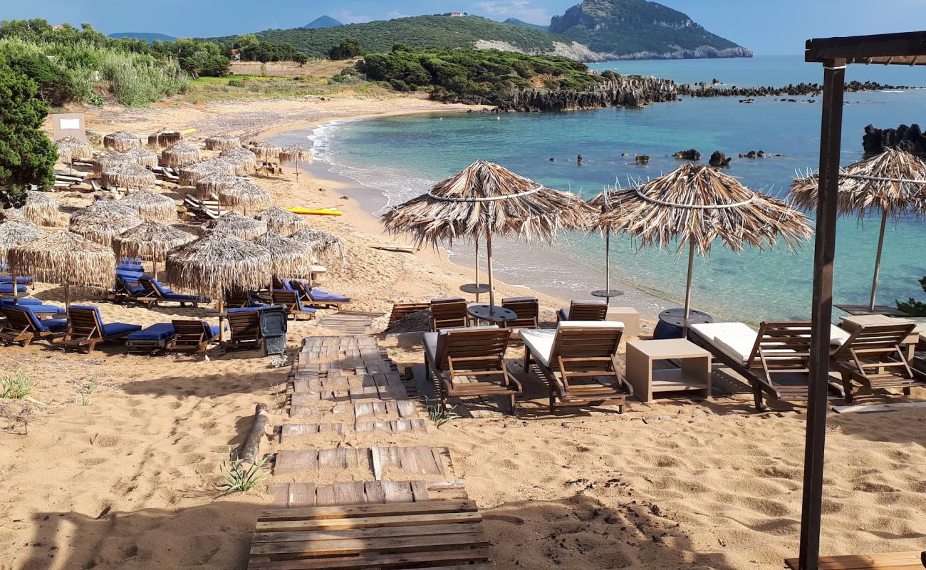 Petrochori beach'in fotoğrafı kahverengi kum yüzey ile