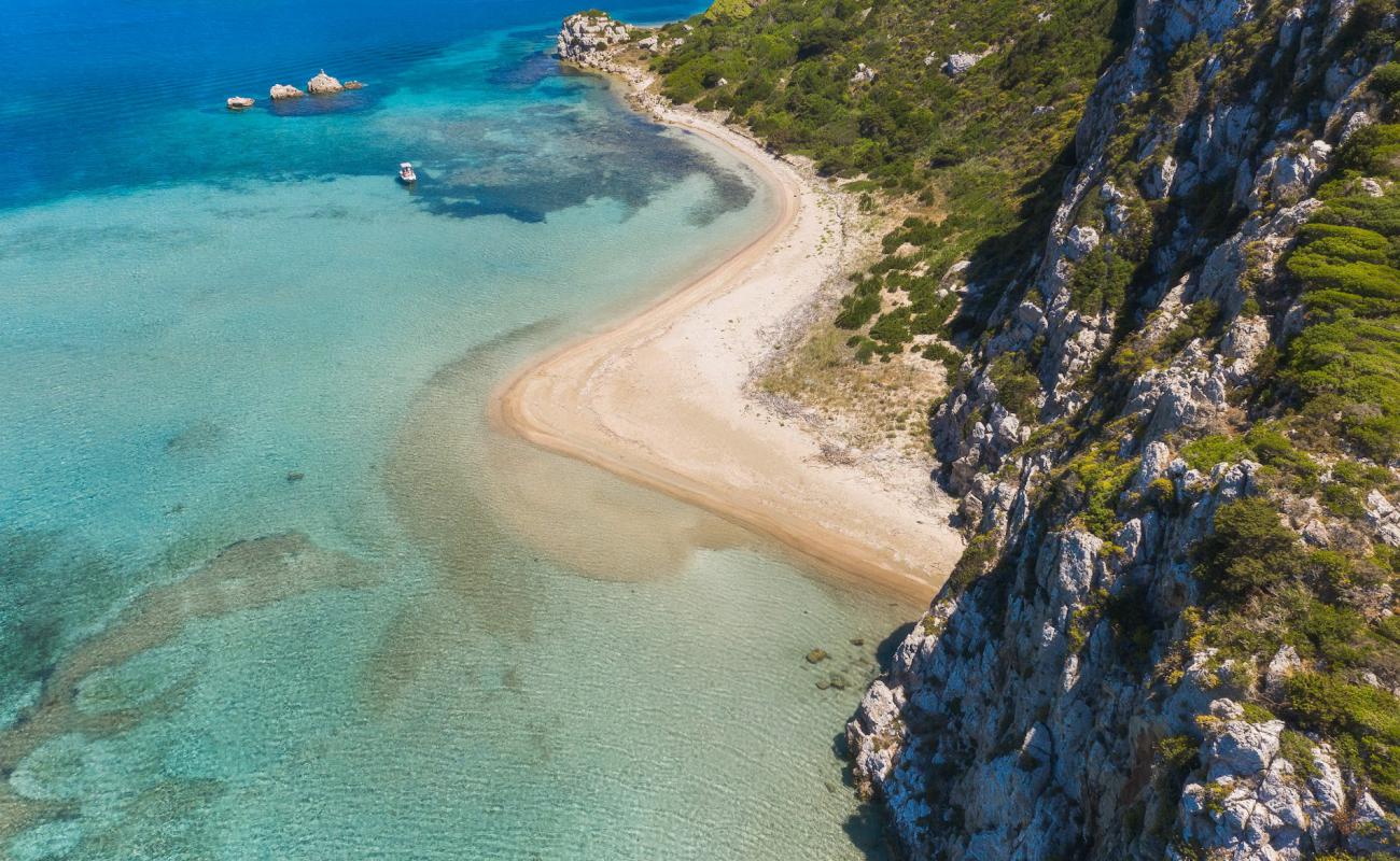 Sphaktiria beach'in fotoğrafı açık bej kum yüzey ile