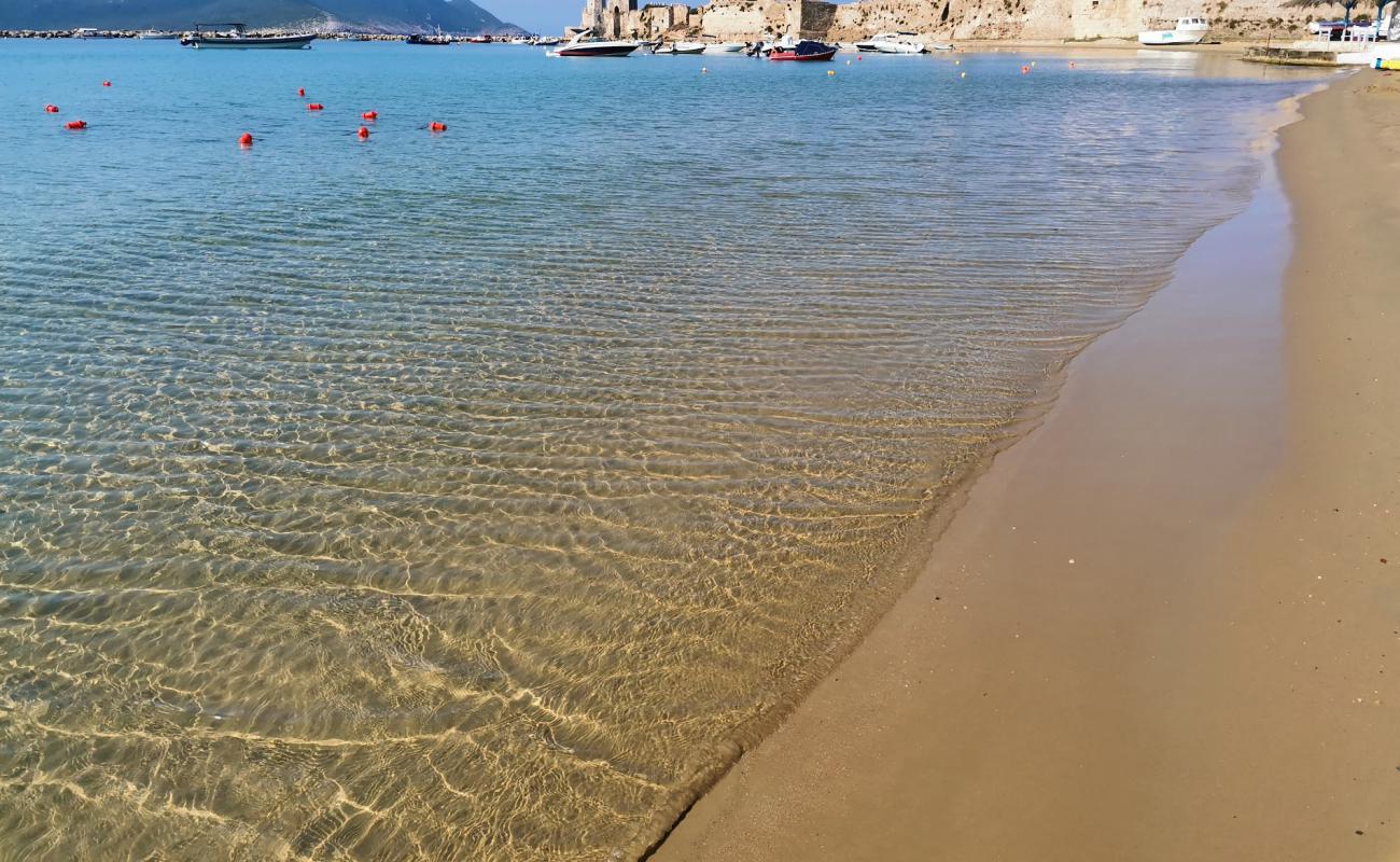 Paralia Methonis'in fotoğrafı kahverengi kum yüzey ile