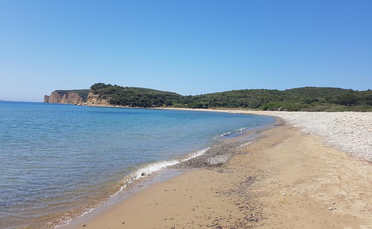 Koumpares beach'in fotoğrafı kahverengi kum yüzey ile