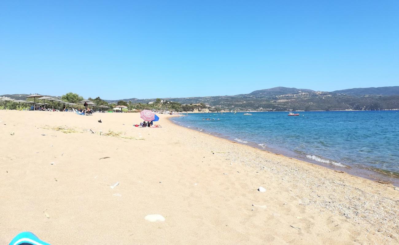 Paralia Mavrovouni'in fotoğrafı kahverengi kum yüzey ile
