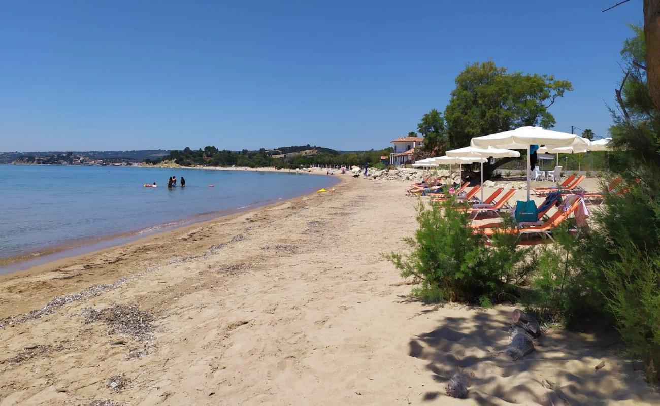 Loutsa beach'in fotoğrafı açık bej kum yüzey ile