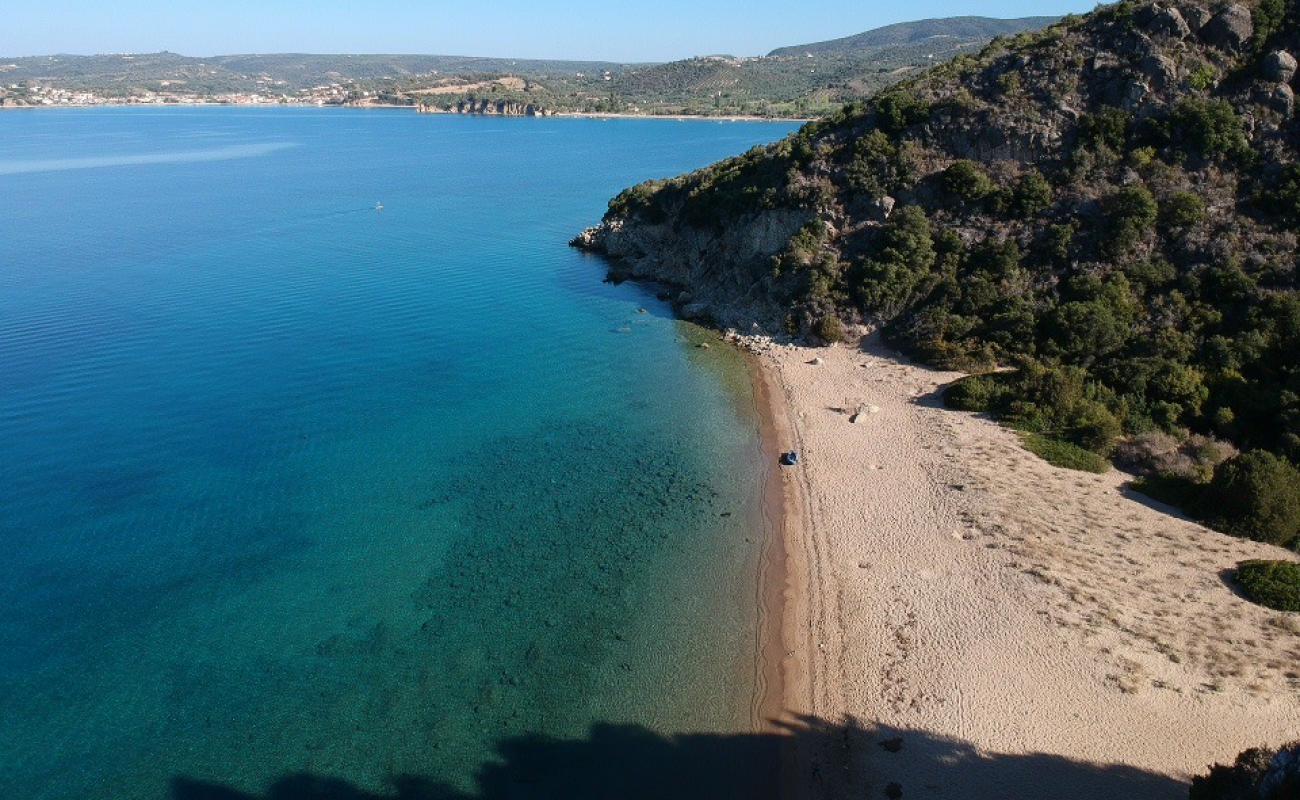 Kantouni beach'in fotoğrafı açık bej kum yüzey ile