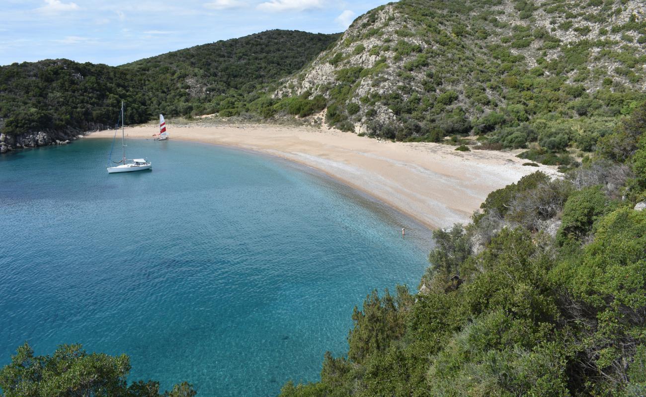 Marathi beach'in fotoğrafı küçük bej çakıl yüzey ile