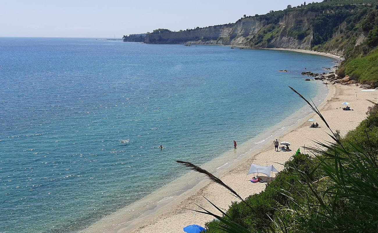 Agia Triada beach'in fotoğrafı parlak kum yüzey ile