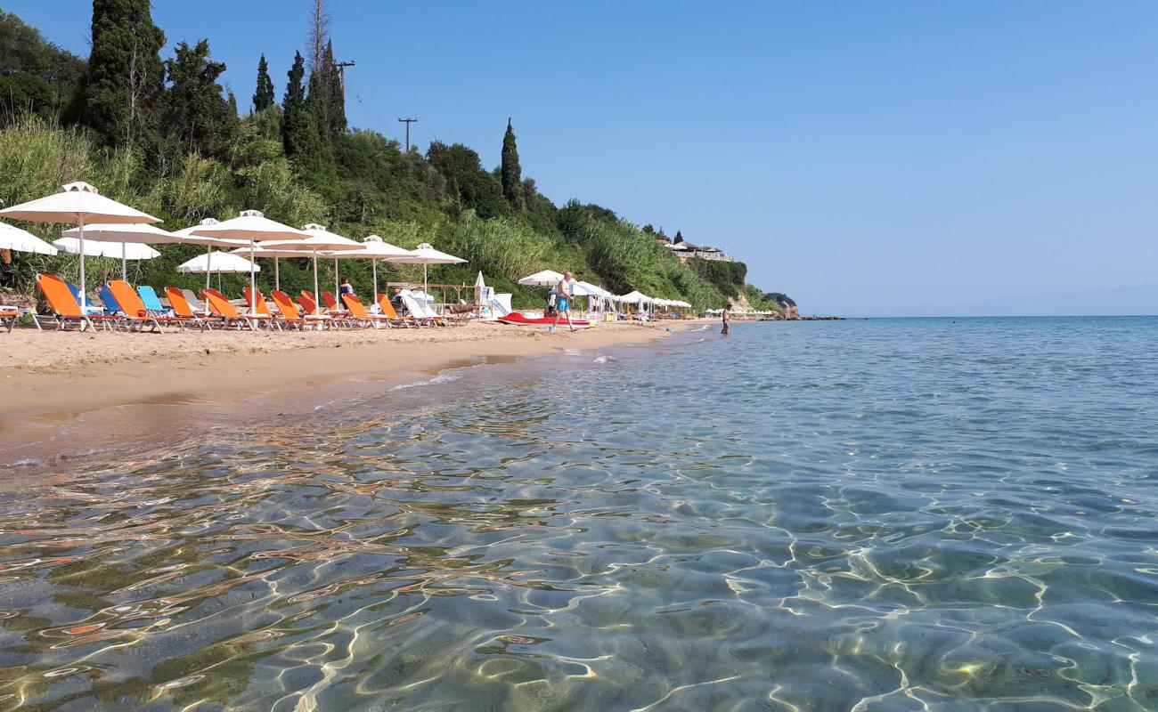 Peroulia beach'in fotoğrafı açık bej kum yüzey ile
