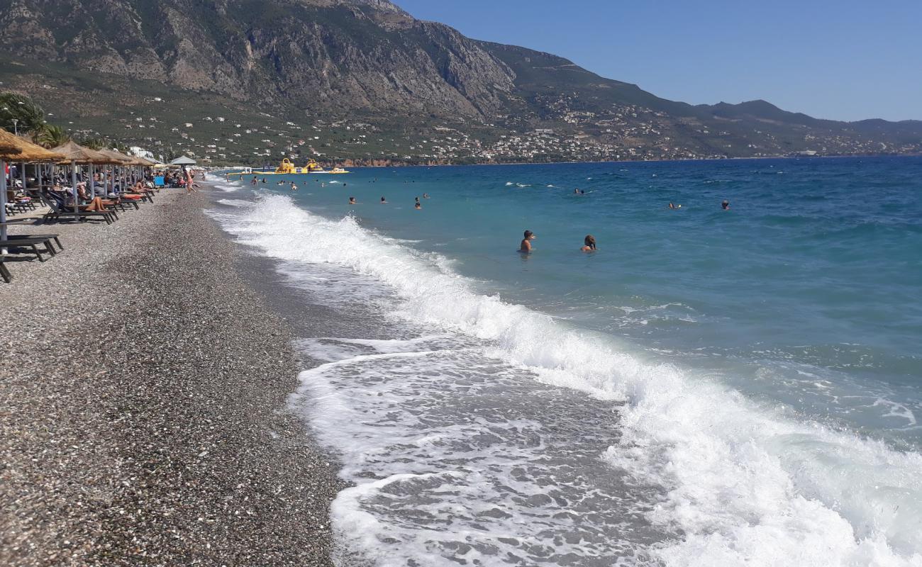 Paralia Kalamatas'in fotoğrafı küçük gri çakıllar yüzey ile