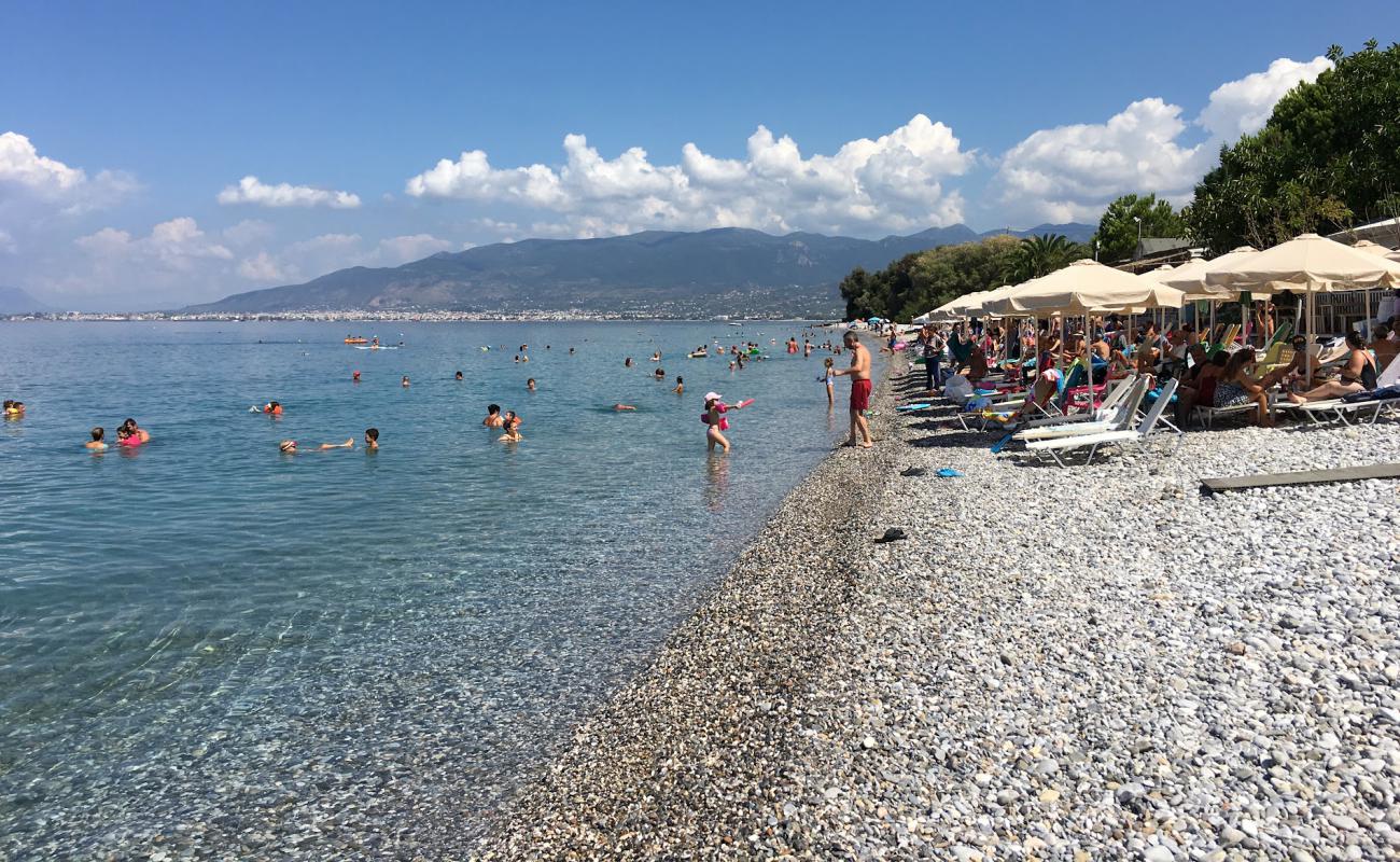 Paralia Mikri Mantinia'in fotoğrafı gri çakıl taşı yüzey ile