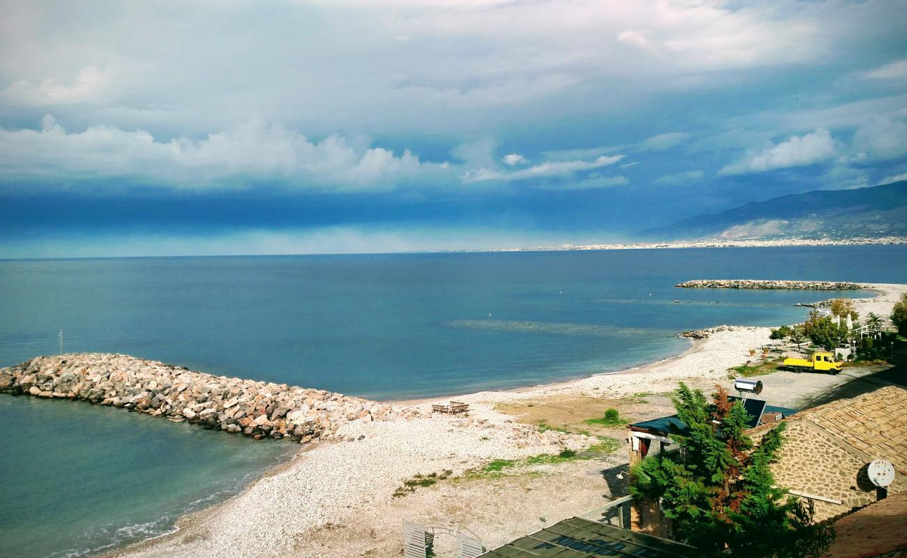 Paralia Mikri Mantinia II'in fotoğrafı gri çakıl taşı yüzey ile