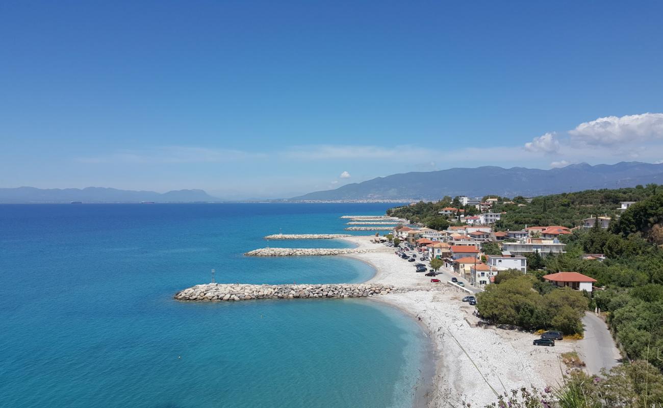 Paralia Akrogiali'in fotoğrafı bej çakıl yüzey ile