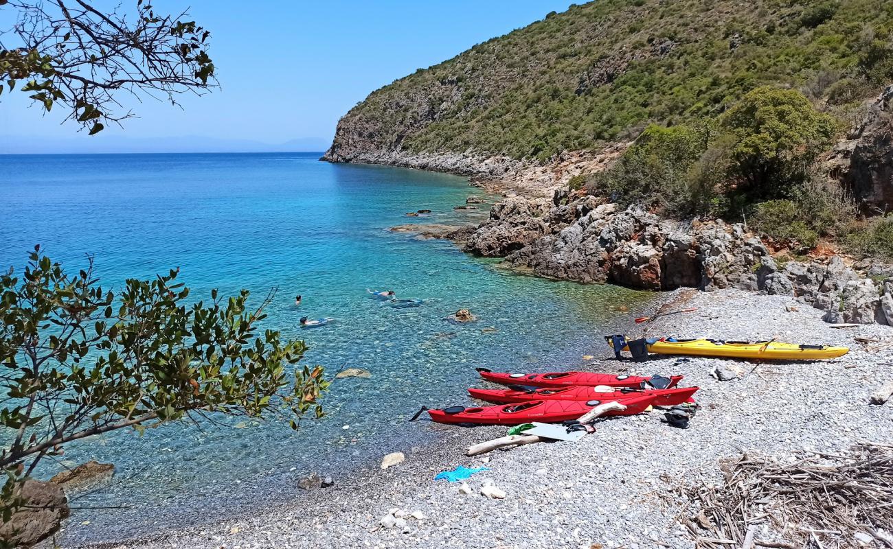 Dikotaki beach'in fotoğrafı gri çakıl taşı yüzey ile