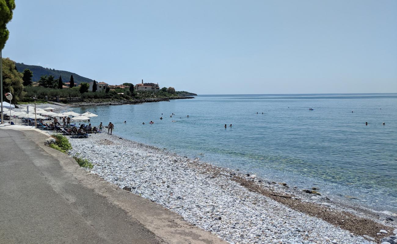 Paralia Ritsa II'in fotoğrafı bej çakıl yüzey ile