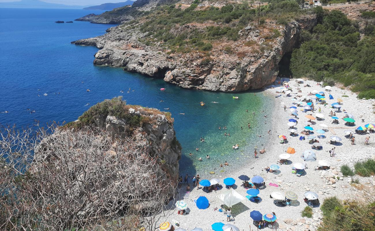 Foneas beach'in fotoğrafı hafif çakıl yüzey ile