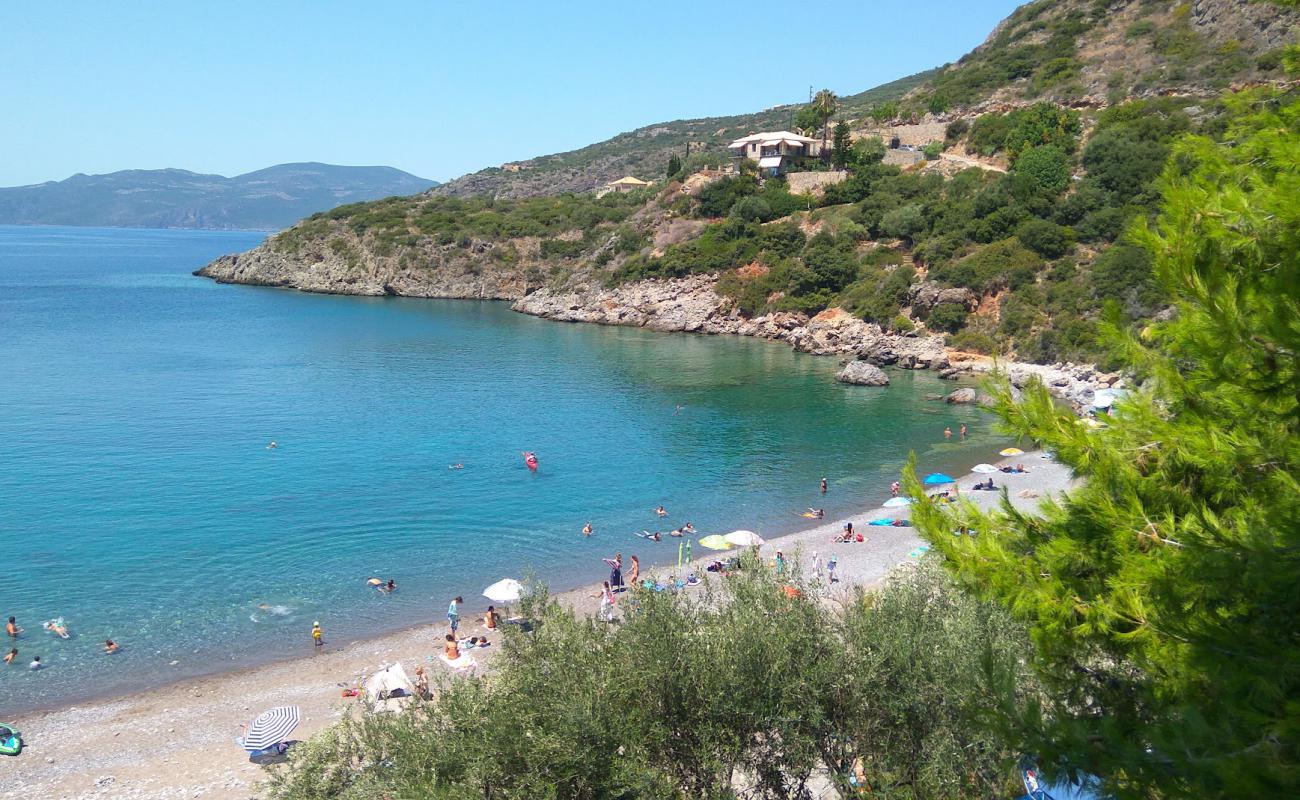 Delfinia beach'in fotoğrafı gri çakıl taşı yüzey ile