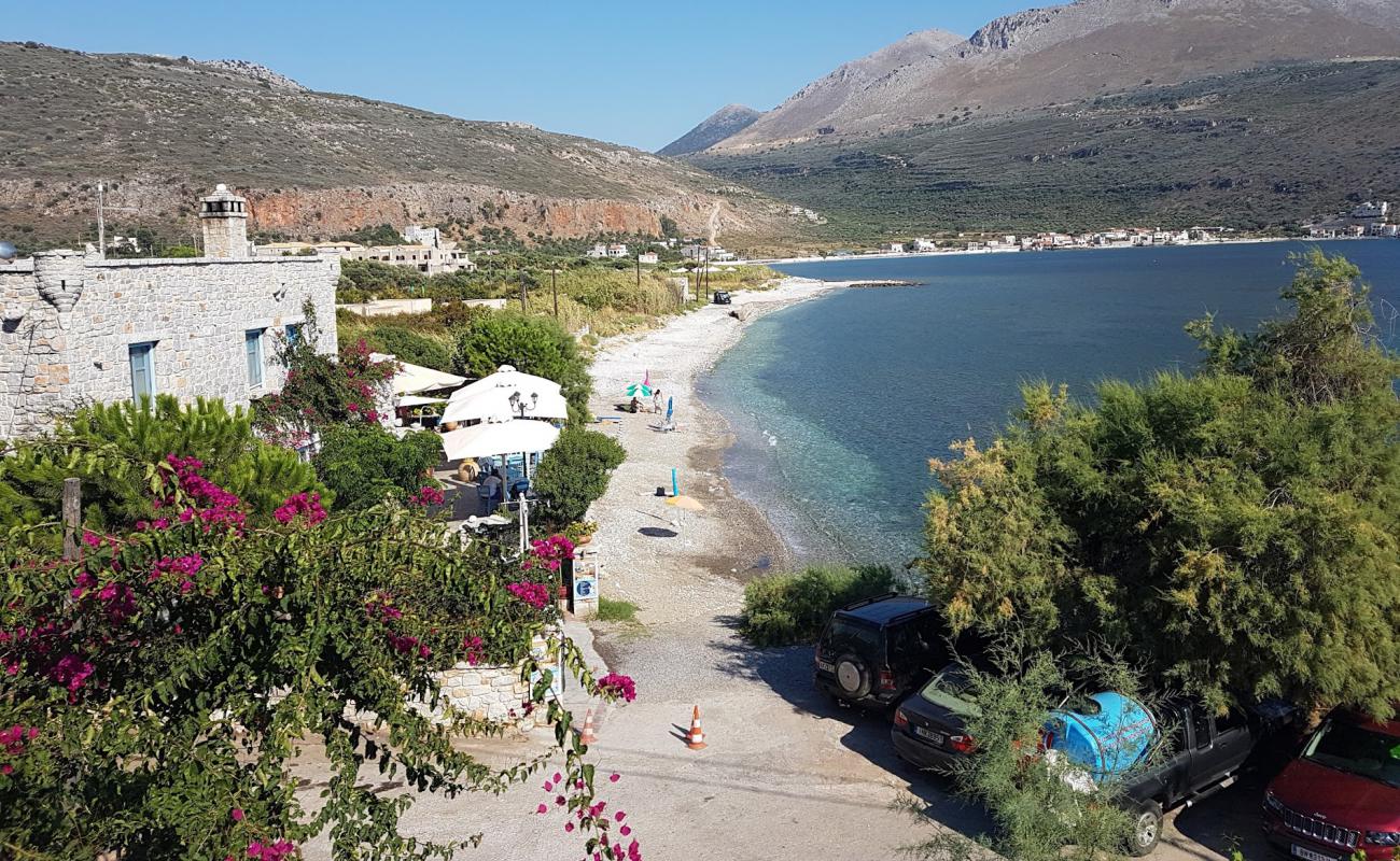 Paralia Karavostasiou'in fotoğrafı gri çakıl taşı yüzey ile