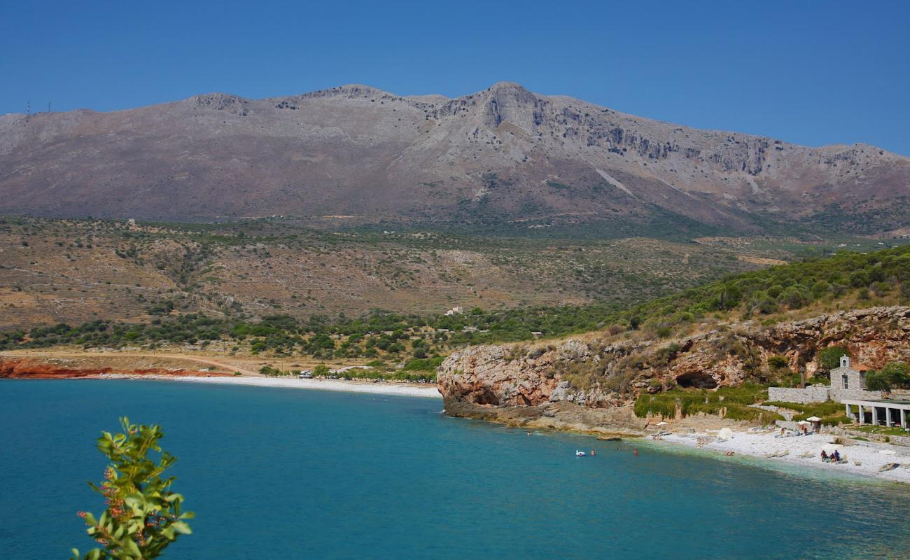 Paralia Pirgos Dirou'in fotoğrafı beyaz çakıl taş yüzey ile