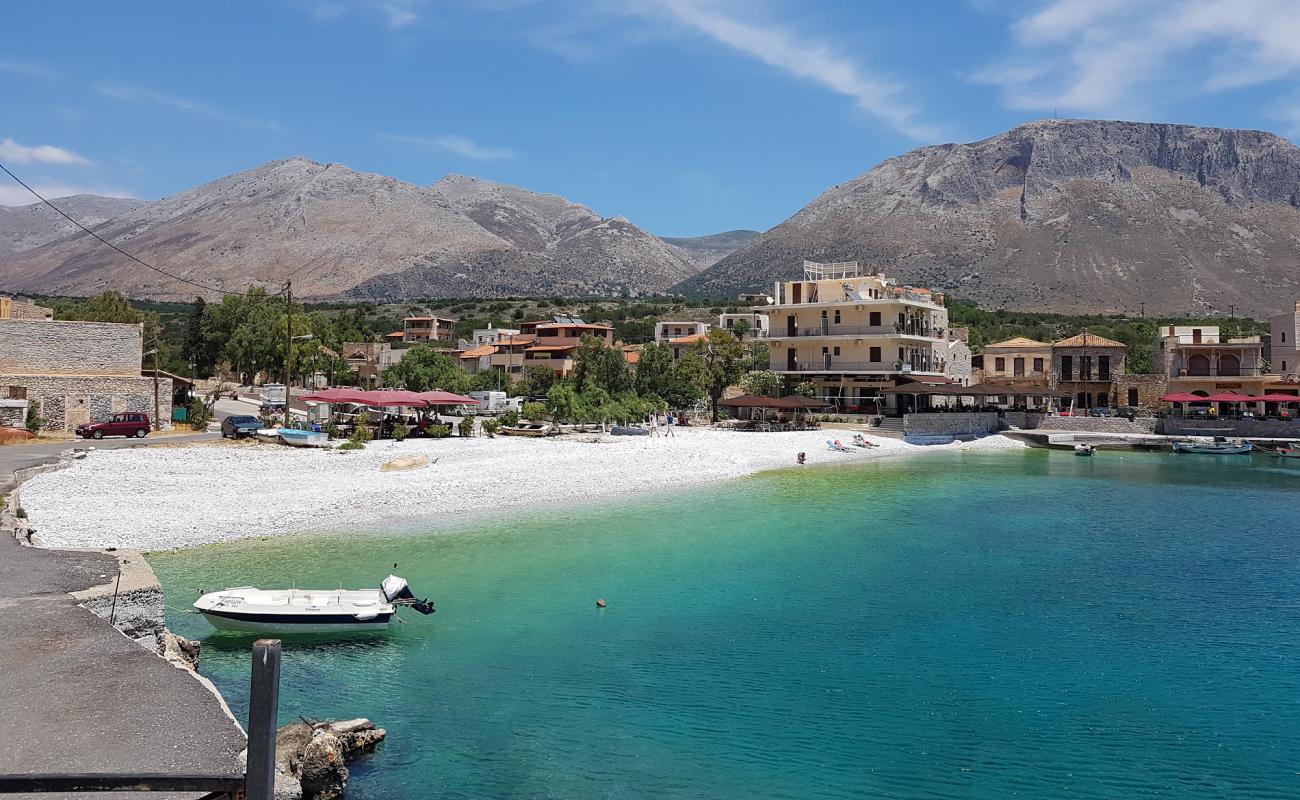 Gerolimenas beach'in fotoğrafı beyaz çakıl taş yüzey ile