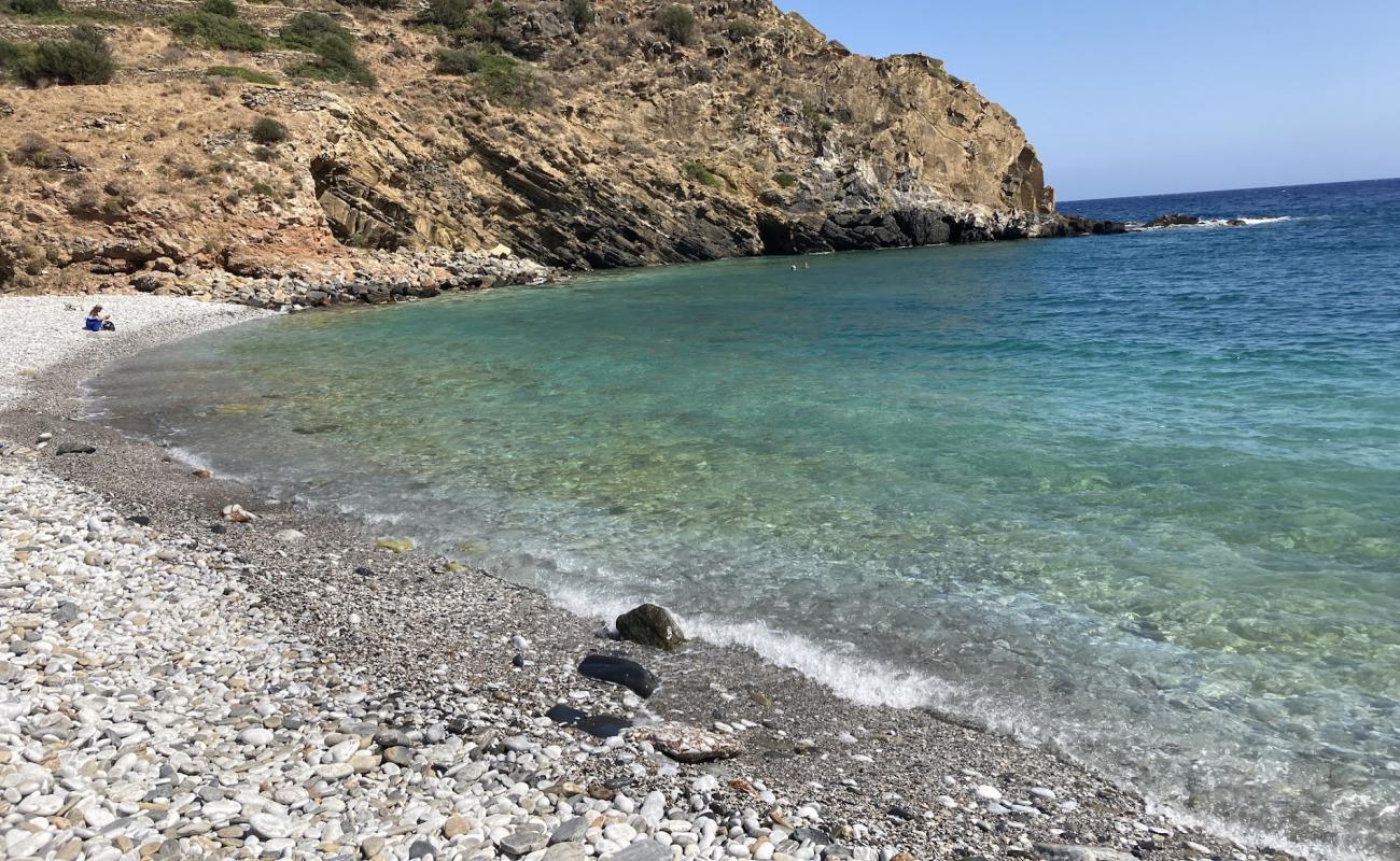 Paralia Almirou'in fotoğrafı gri çakıl taşı yüzey ile
