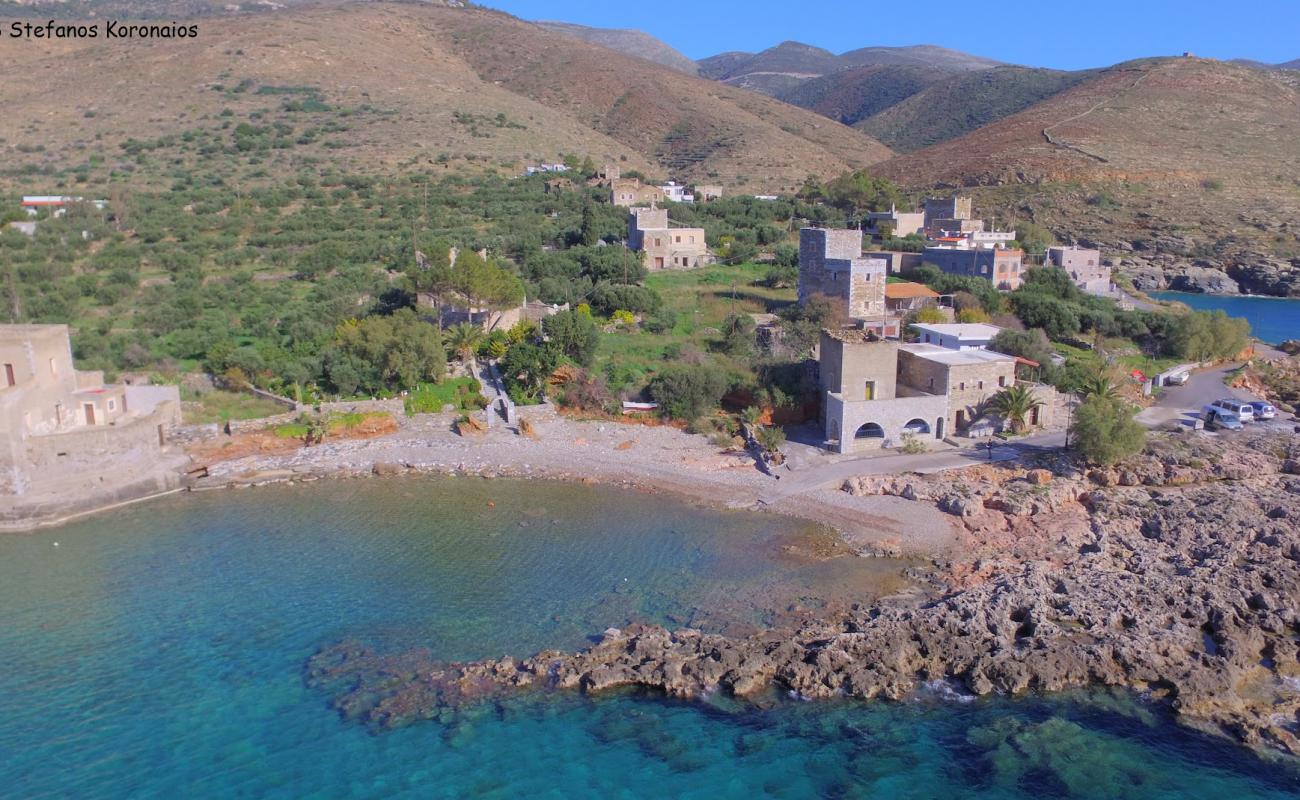 Kyparissos beach'in fotoğrafı gri çakıl taşı yüzey ile