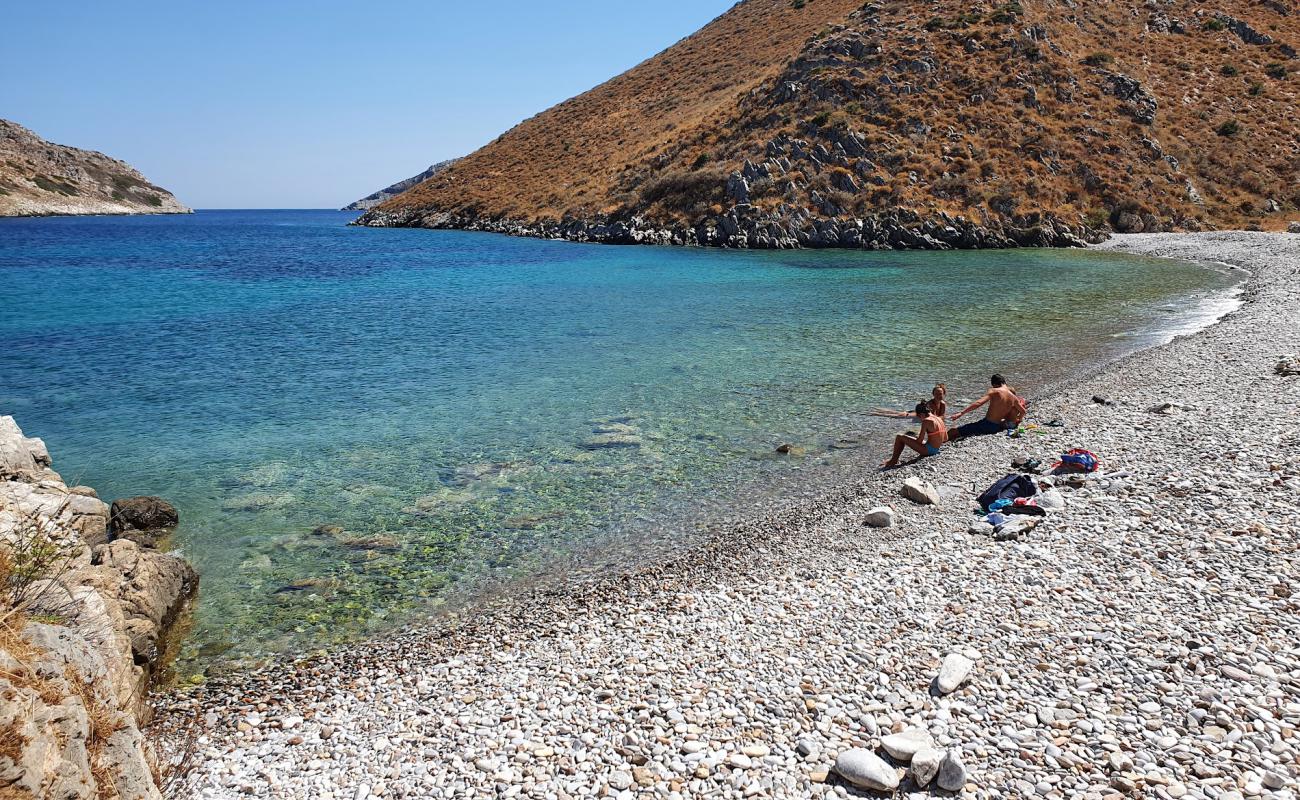 Vathi beach'in fotoğrafı bej çakıl yüzey ile