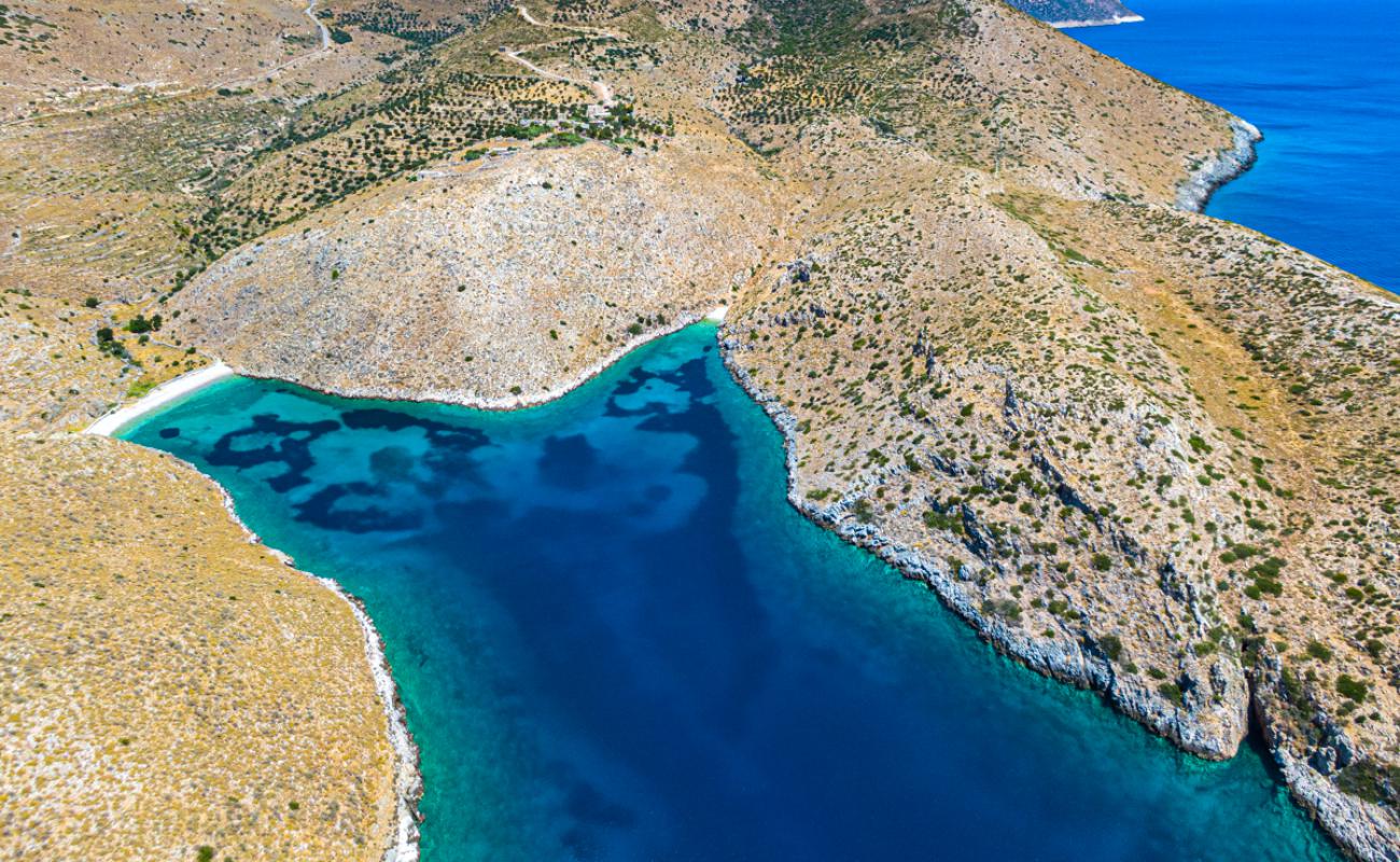 Vathi beach II'in fotoğrafı bej çakıl yüzey ile