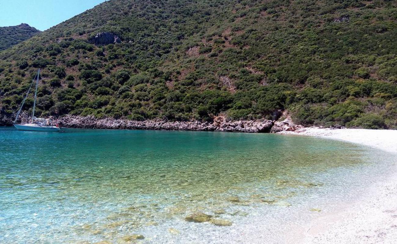 Antrogialos beach'in fotoğrafı beyaz çakıl taş yüzey ile