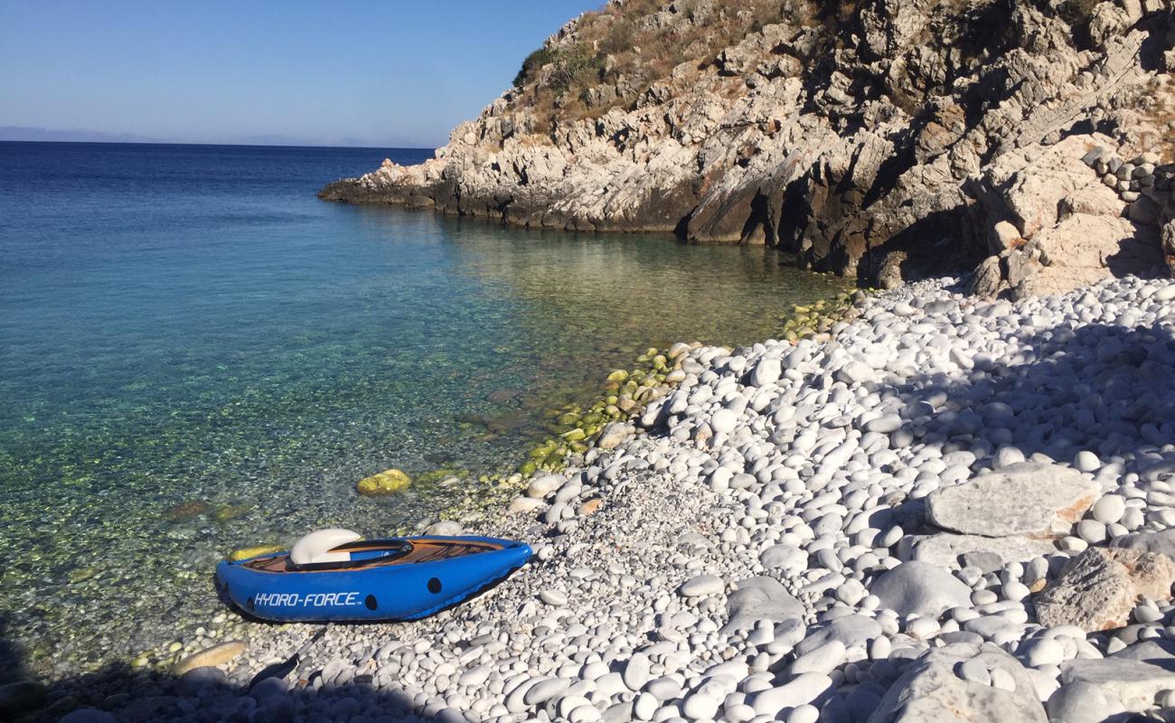 Friatsi beach'in fotoğrafı beyaz çakıl taş yüzey ile