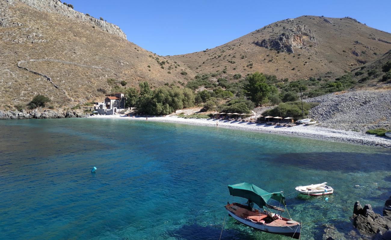 Paralia Ampelo'in fotoğrafı beyaz çakıl taş yüzey ile