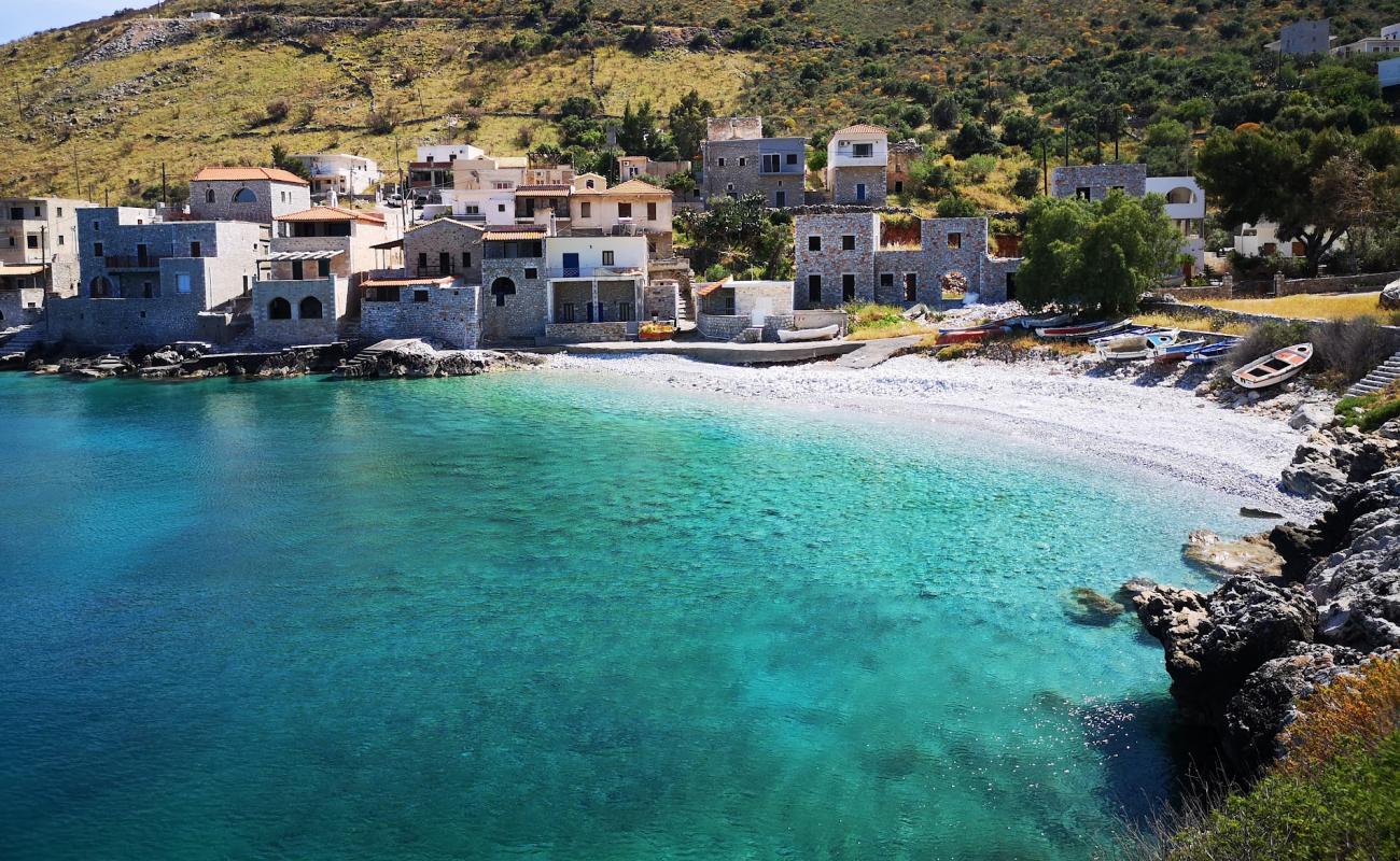 Agios Kyprianou beach'in fotoğrafı beyaz çakıl taş yüzey ile