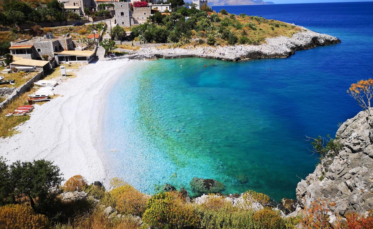 Kokkala beach'in fotoğrafı beyaz çakıl taş yüzey ile