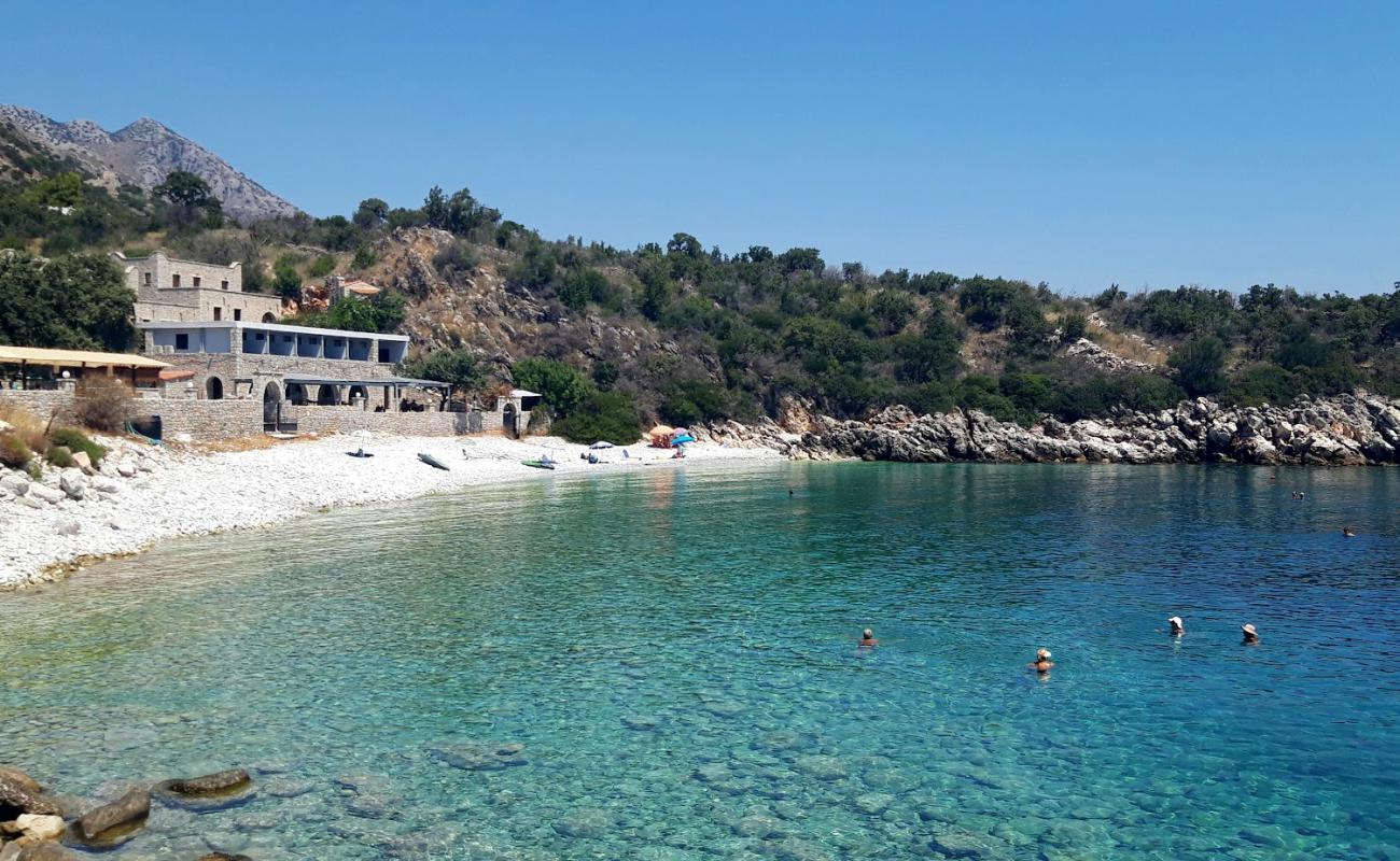Laloudes beach'in fotoğrafı beyaz çakıl taş yüzey ile
