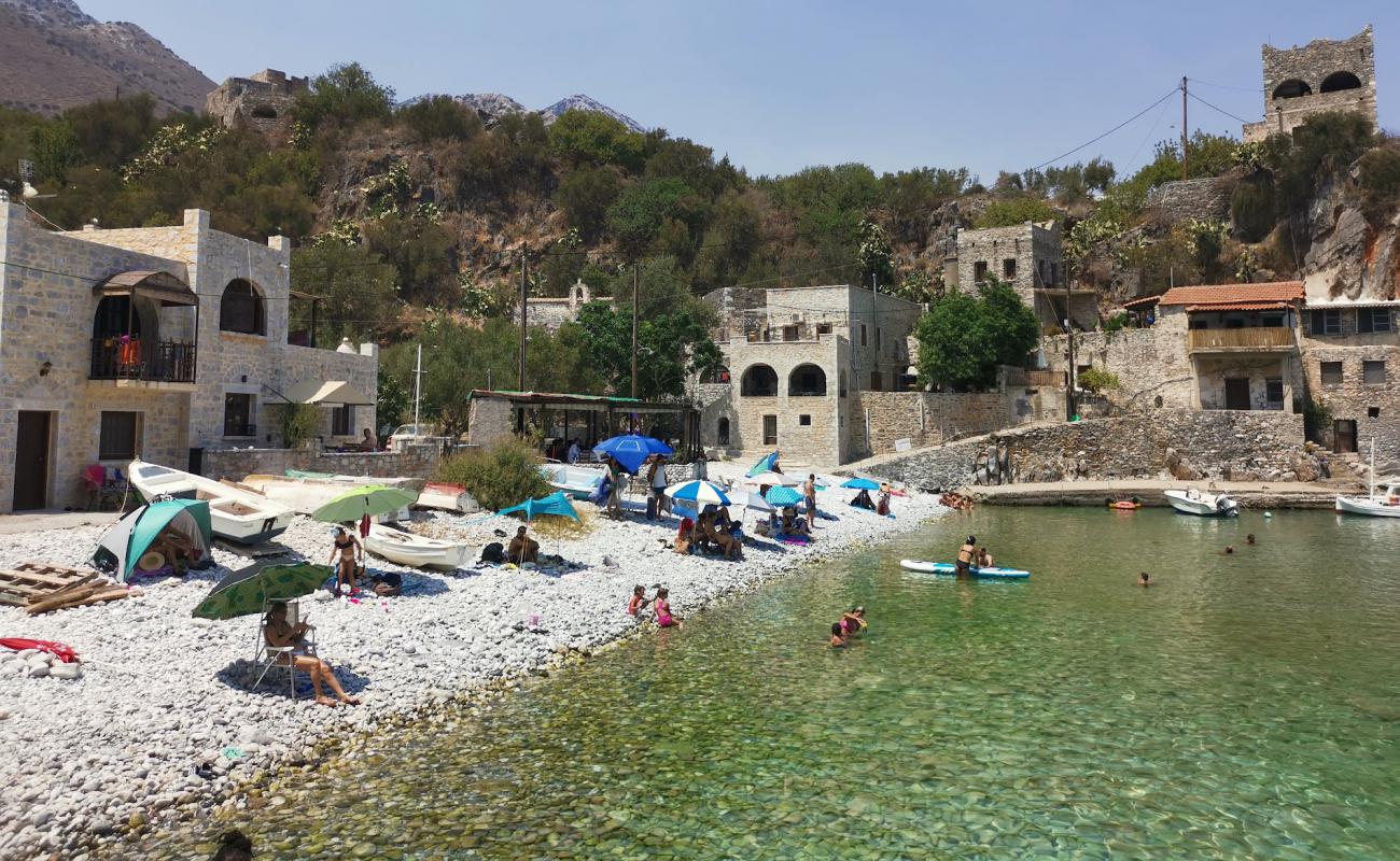 Alypa beach'in fotoğrafı beyaz çakıl taş yüzey ile