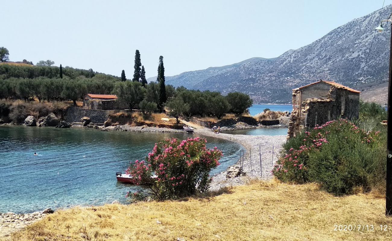 Skopa beach'in fotoğrafı gri çakıl taşı yüzey ile