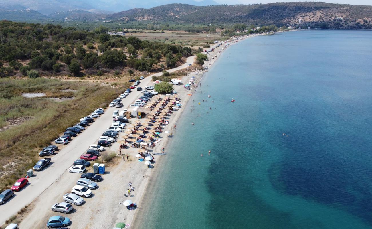 Kamares beach'in fotoğrafı küçük gri çakıllar yüzey ile