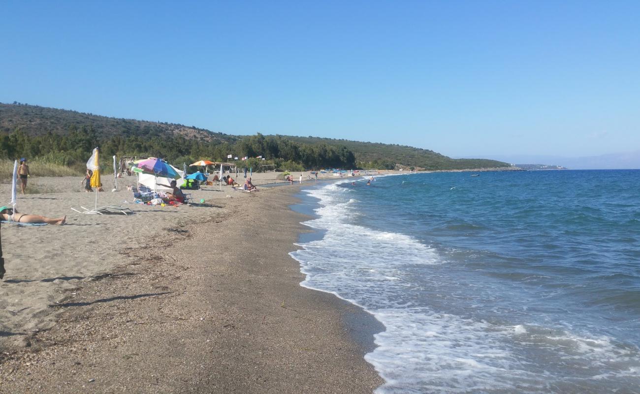 Vathi beach II'in fotoğrafı küçük gri çakıllar yüzey ile