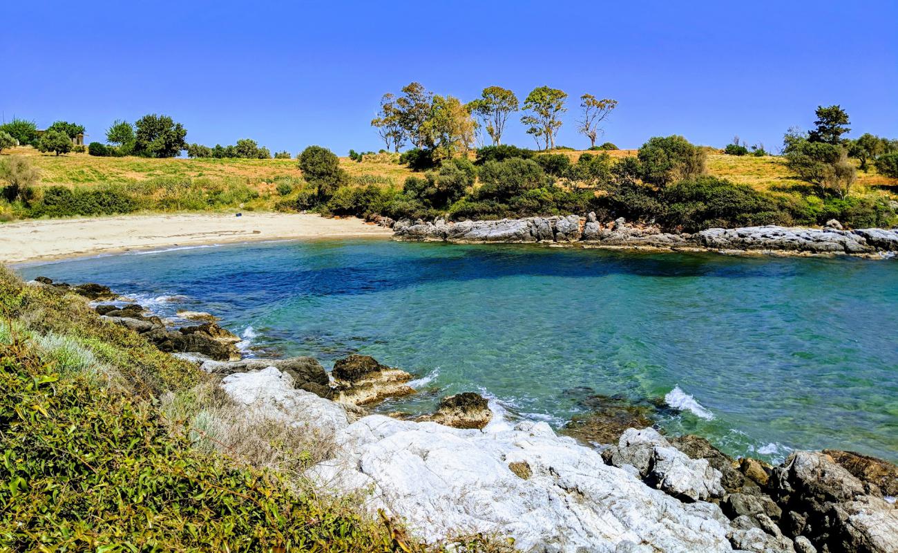 Glossa beach'in fotoğrafı i̇nce bej kum yüzey ile