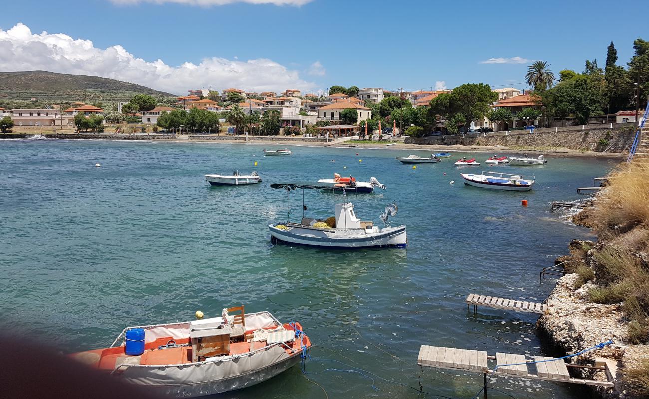 Elea beach'in fotoğrafı kahverengi kum yüzey ile