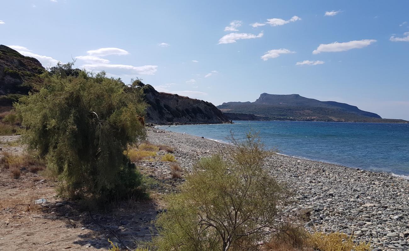 Asopos beach II'in fotoğrafı gri çakıl taşı yüzey ile