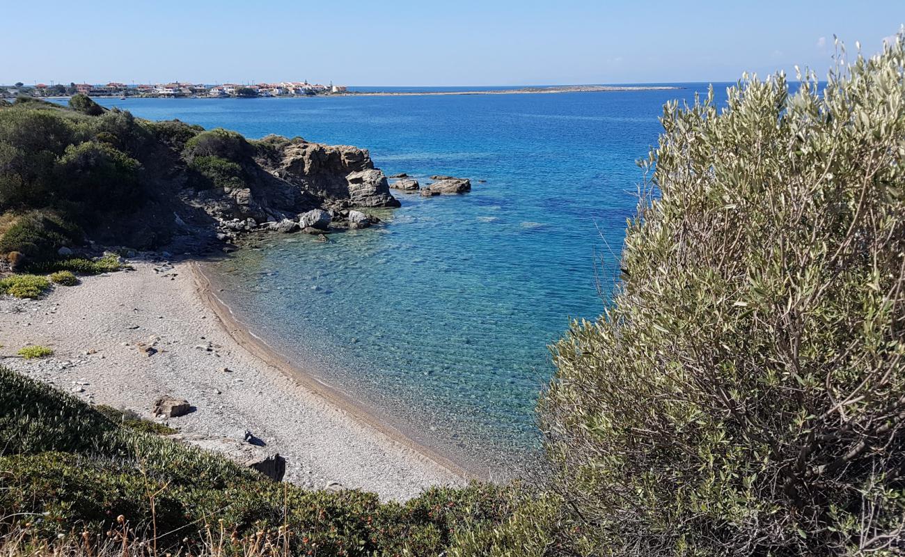 Oink beach'in fotoğrafı kahverengi çakıl yüzey ile