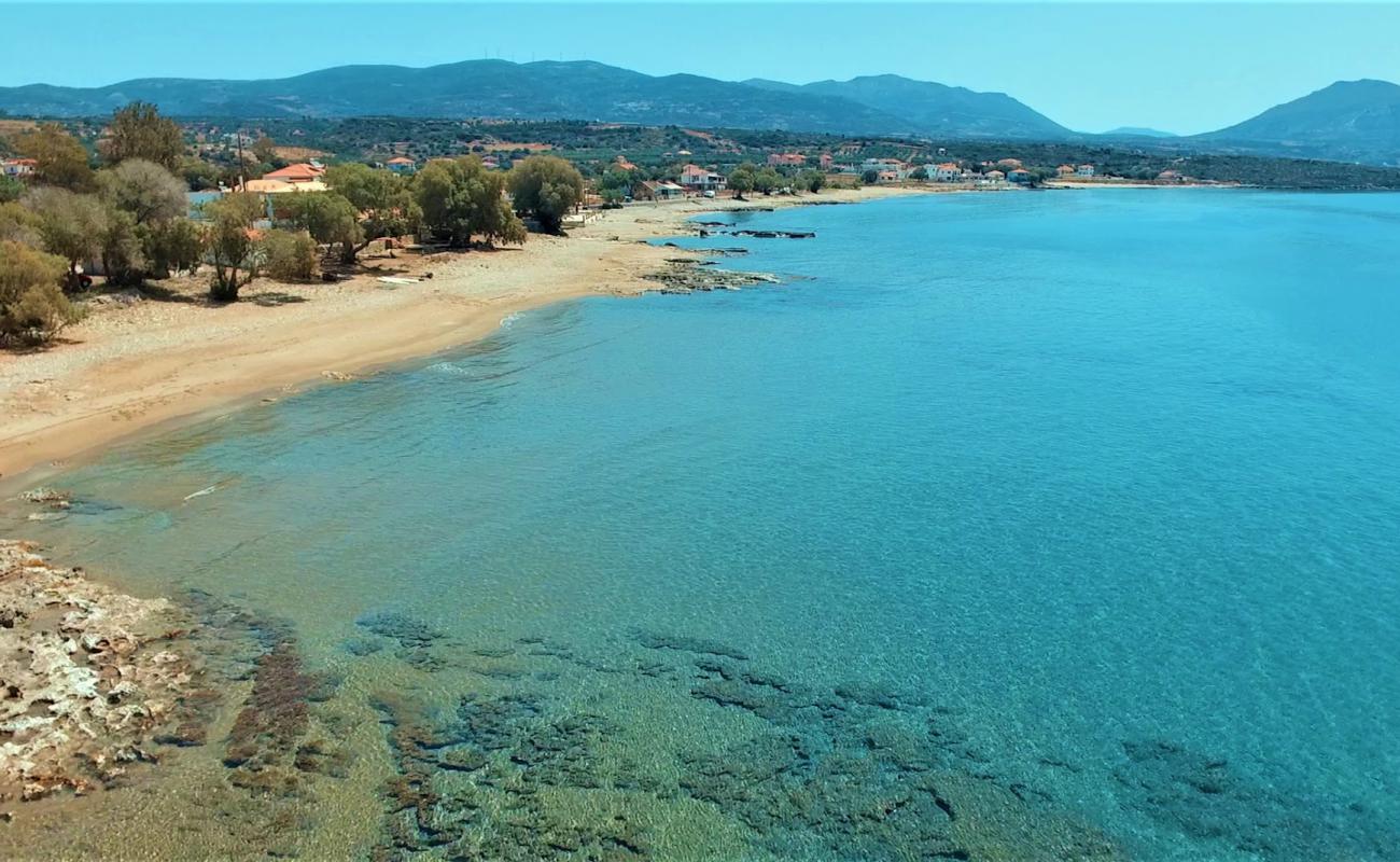 Marathias beach'in fotoğrafı siyah kum ve çakıl yüzey ile