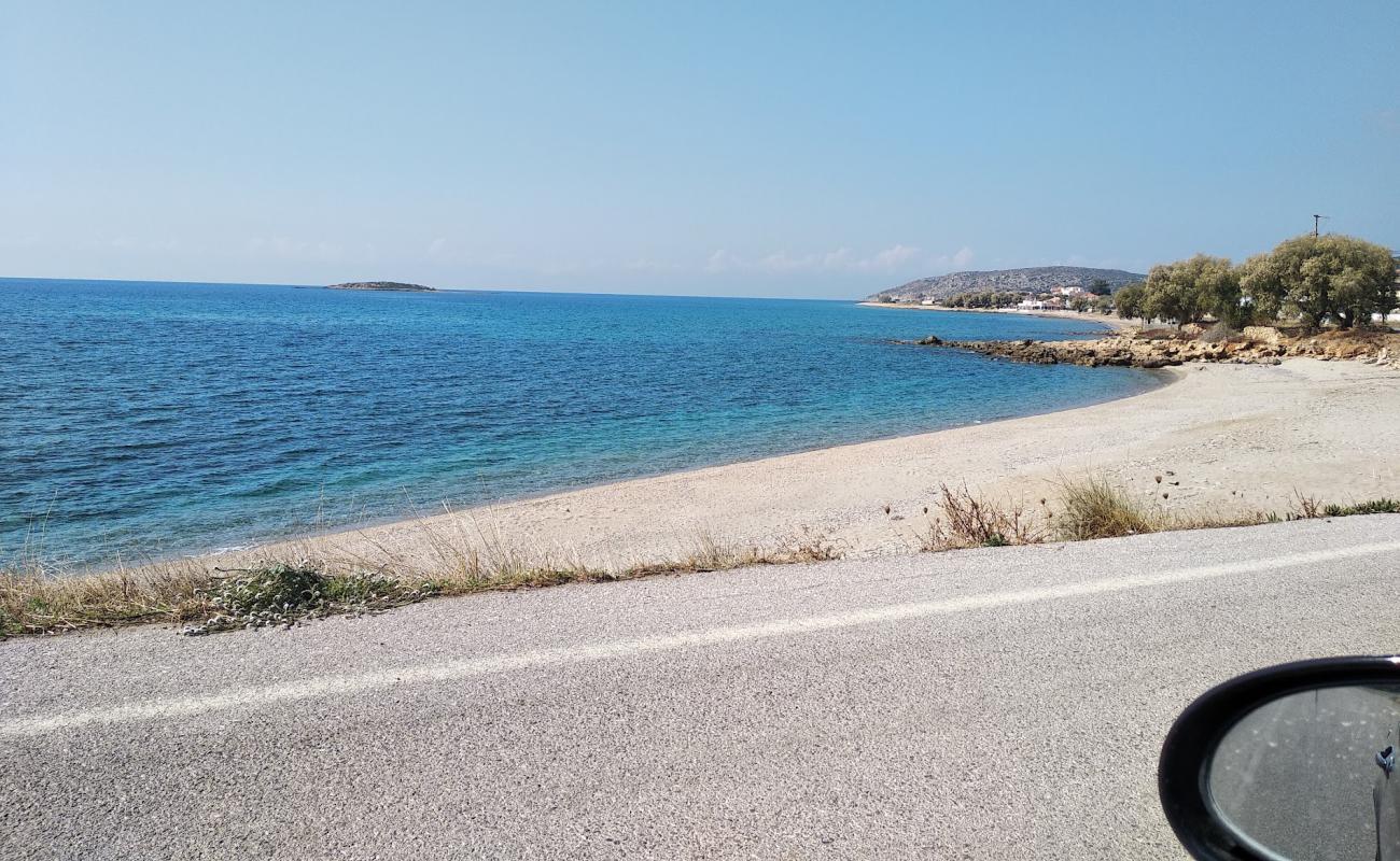 Marathias beach II'in fotoğrafı kahverengi kum yüzey ile