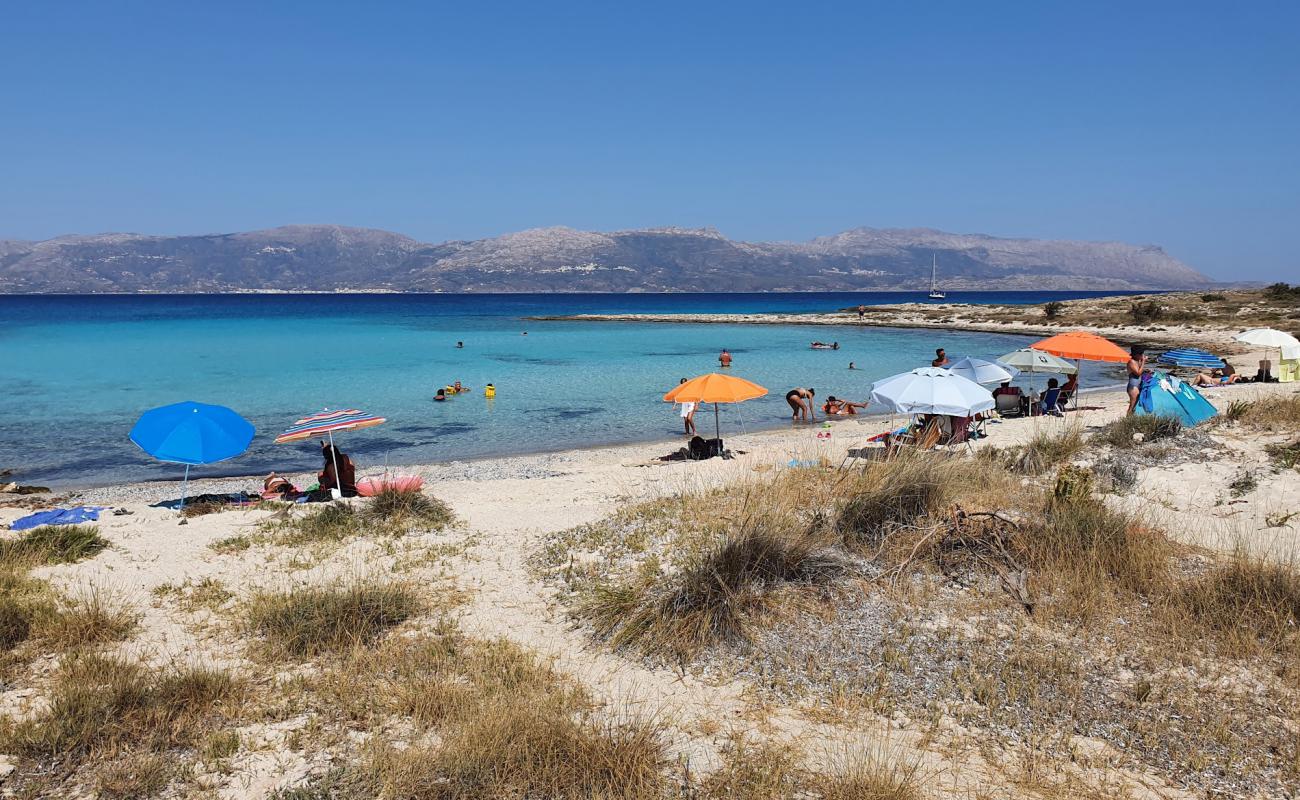 Lefki beach'in fotoğrafı parlak ince kum yüzey ile