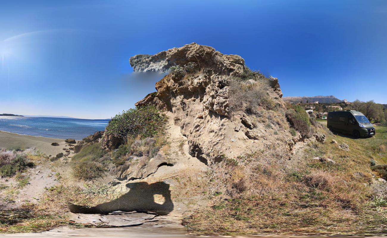 Amitsa beach'in fotoğrafı kahverengi kum yüzey ile