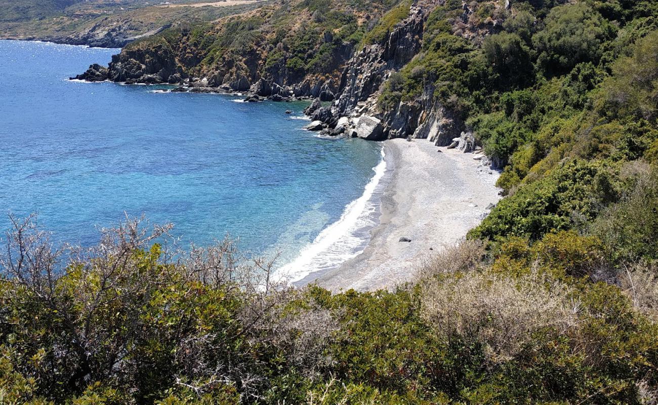 Agios Georgios beach'in fotoğrafı gri çakıl taşı yüzey ile