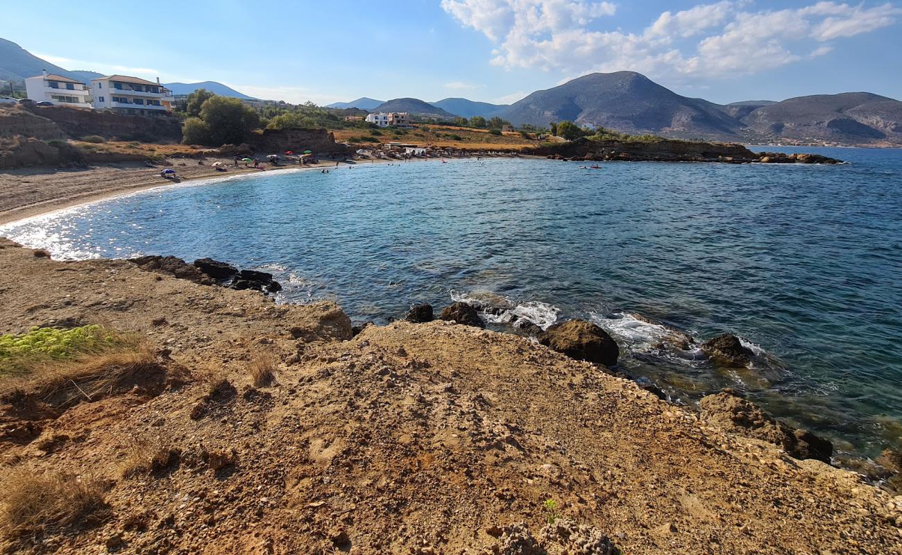 Ambelakia beach'in fotoğrafı kahverengi kum yüzey ile