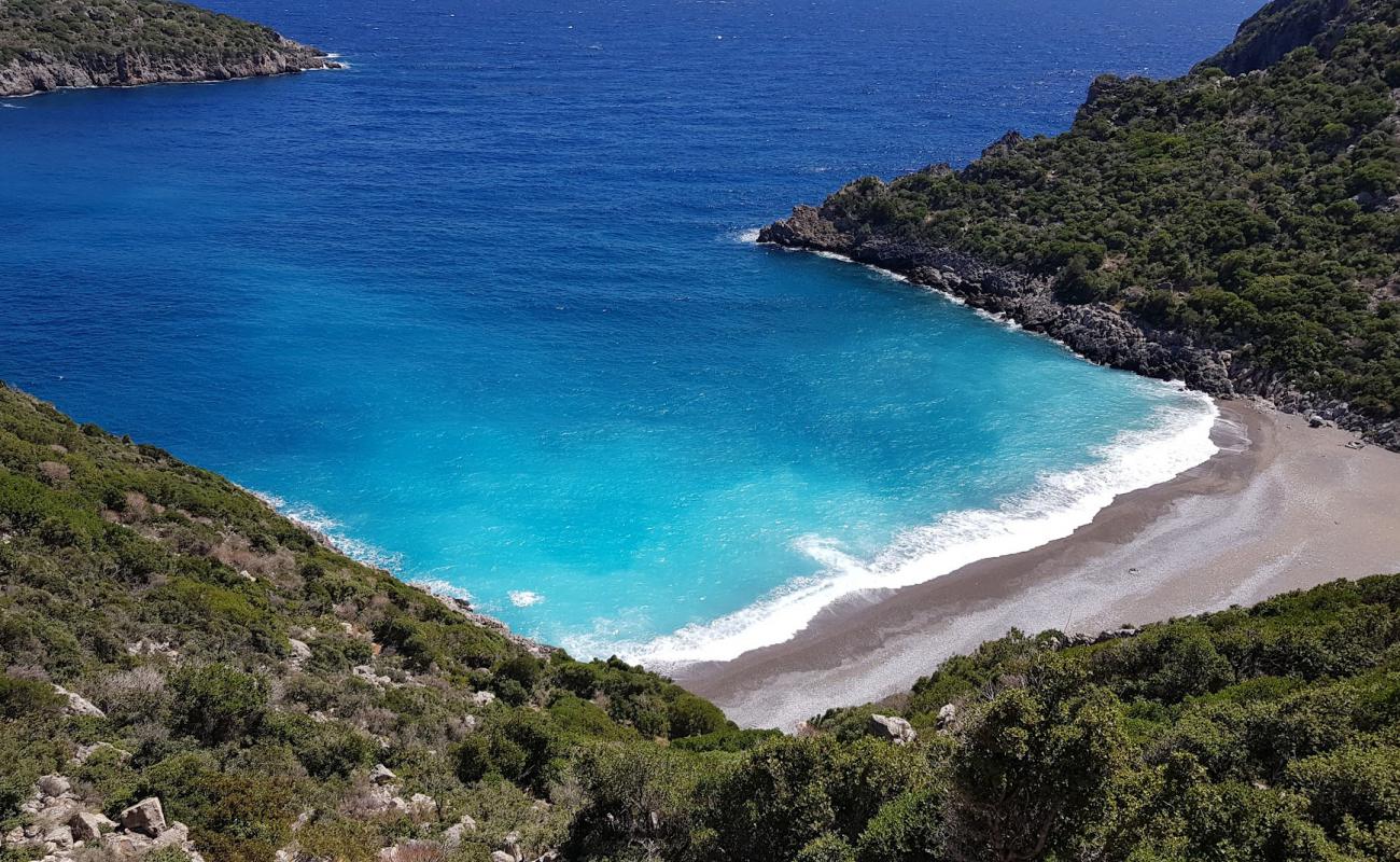 Damos beach'in fotoğrafı gri kum ve çakıl yüzey ile