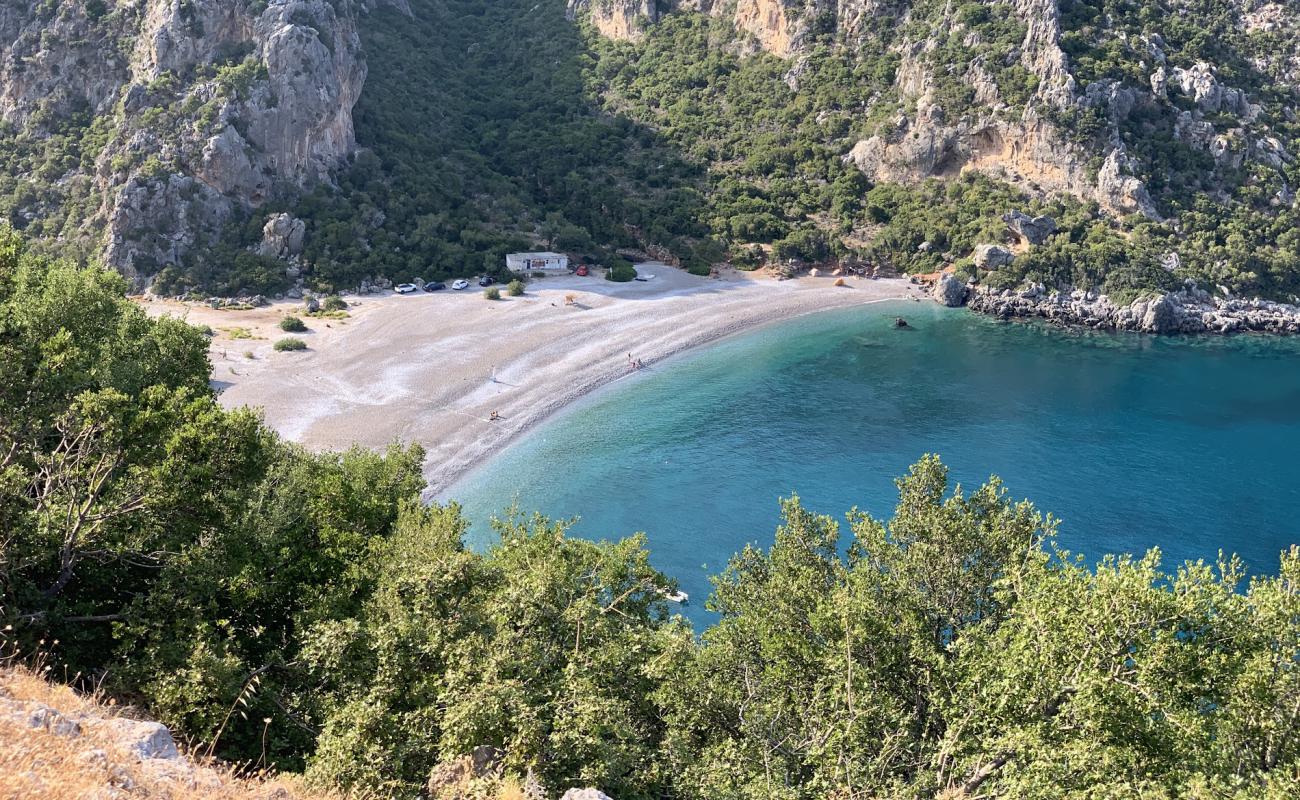 Vlychada beach'in fotoğrafı gri çakıl taşı yüzey ile