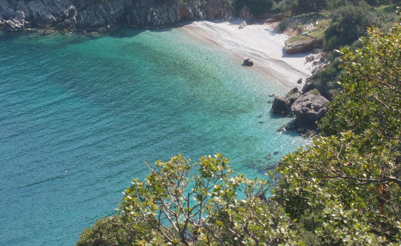 Fokiano beach II'in fotoğrafı gri çakıl taşı yüzey ile