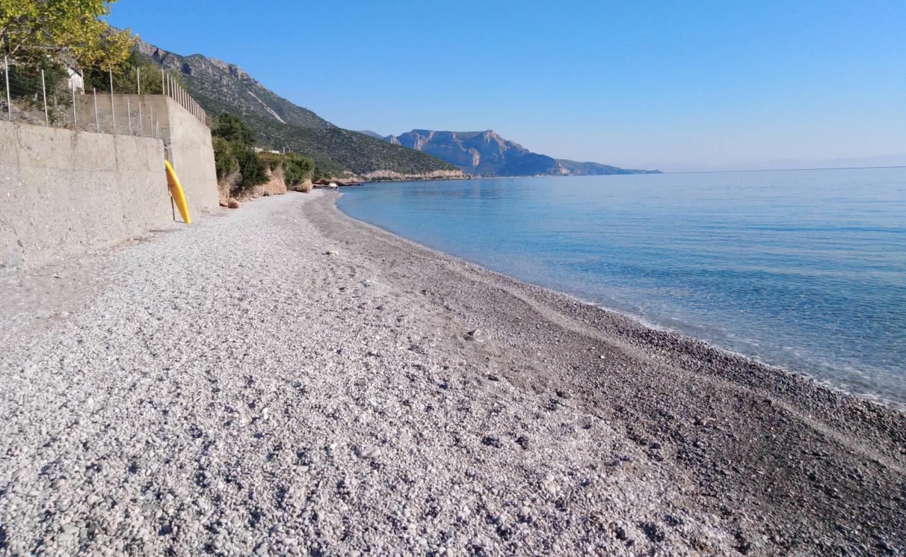 Paralia Poulithra'in fotoğrafı gri çakıl taşı yüzey ile