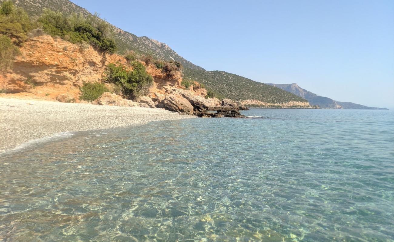 Paralia Poulithra III'in fotoğrafı gri çakıl taşı yüzey ile